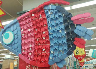 Illustration for article titled Chinese Store Displays Are the Best